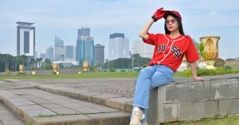 tren ootd musim hujan – 6 Tren OOTD Musim Hujan yang Tetap Stylish dan Nyaman untuk Ngantor